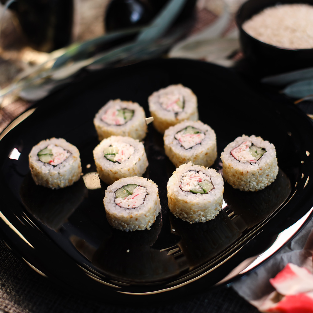 Ролл Калифорния с кунжутом