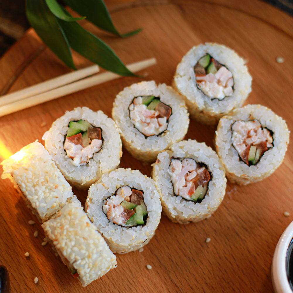 Ролл Йокогама Чикен с кунжутом