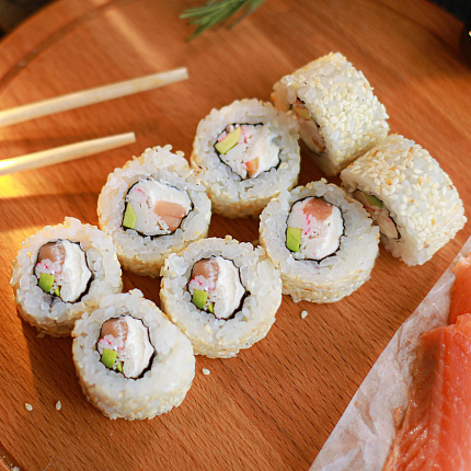 Ролл Окинава в кунжуте