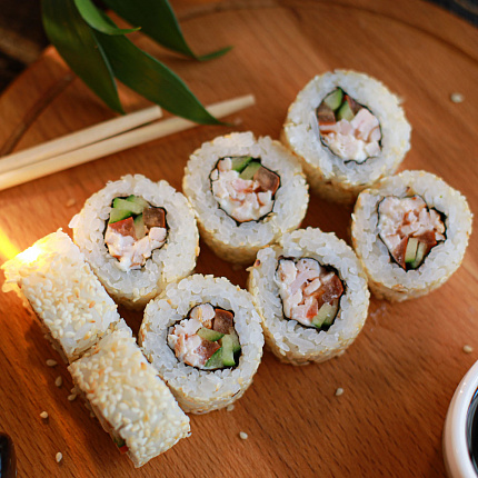 Ролл Йокогама Чикен с кунжутом