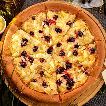 Пицца сладкая с чёрной смородиной